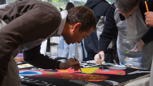 Participants en train de peindre