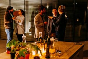 Groupe de collègues échangeant lors d’un cocktail professionnel