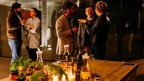 Groupe de collègues échangeant lors d’un cocktail professionnel