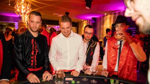 Collaborateurs participant à une soirée casino d'entreprise