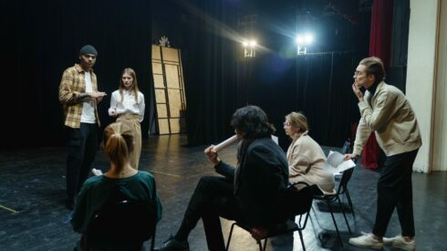 Team building théâtre avec un groupe de collaborateurs sur scène